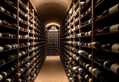 Una collezione di bottiglie di vino nella cantina